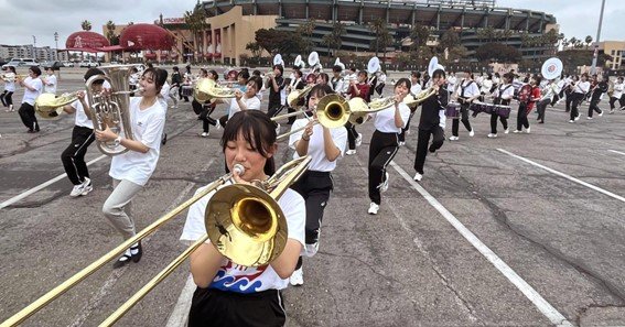 why do japanese marching bands have two drum majors